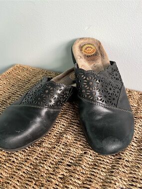 Y2K Earth Spirit Black Leather Perforated Slip-On Clog Size 6